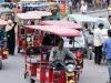लखनऊ: राजधानी के हर चौराहों पर फिर ई-रिक्शों का कब्जा, प्रतिबंधित रूटों पर भी रोक नहीं लगा पा रहे जिम्मेदार
