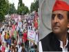 लखनऊ: सपा का पैदल मार्च रोका तो धरने पर बैठे अखिलेश