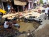 शाहजहांपुर: पाइप लाइन में लीकेज से दो जगह धंस गई सड़क, आवागमन बाधित