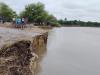 फर्रुखाबाद: गंगा की तेज धार में कट गई सड़क, बह गया मंदिर, आवागमन बंद