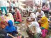 हमीरपुर: खाद को लेकर किसानों ने सड़क पर बैठ किया प्रदर्शन