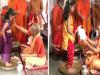 महानवमी पर सीएम योगी ने किया कन्या पूजन, मातृशक्ति के पखारे पैर, खिलाया भोजन