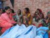 कानपुर: ट्रैक्टर-ट्रॉली हादसे मारे गए लोगों के परिजनों से मिलकर साध्वी निरंजन ने बंधाया ढांढस