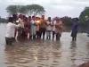 बहराइच: बाढ़ से निजात के लिए नदी में खड़े होकर की गंगा की आरती