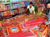 अयोध्या : शहर में दो जगहों पर सजी पटाखा दुकानें