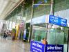 लखनऊ: एयरपोर्ट पर 4 घंटे लेट हुई फ्लाइट, यात्रियों ने फ्लाइंग स्टाफ को घेरा 