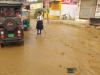 शाहजहांपुर: सीवर के लिए सड़क खोदते फूटी पाइप लाइन, पानी को तरसे लोग