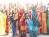 रायबरेली: महिलाओं को पीटकर गरीब का उजाड़ा आशियाना, ग्रामीणों का कलेक्ट्रेट में प्रदर्शन