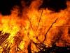 शक्तिफार्म: झोपड़ी में आग लगने से घर में रखा सामान राख, पड़ोसी पर लगाया आरोप