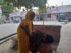 बाराबंकी : प्रसव पीड़ा से छतपटा रही महिला को सीएचसी से लौटाया