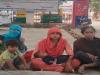 बांदा : अवैध खनन के विरोध में धरने पर बैठा पीड़ित परिवार