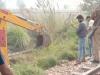 मथुरा: ट्रेन से कटकर दर्जनभर गौवंशों की मौत, पुलिस ने जेसीबी से गड्ढा खोदकर दफनाया