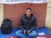 बरेली: मुख्य अभियंता कार्यालय में भूख हड़ताल पर बैठे कर्मचारी