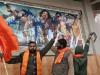 King Khan की 'पठान' फिल्म रिलीज, विरोध में फाड़े पोस्टर...फेंकी स्याही
