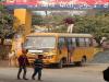 हरदोई में सीढ़ी नहीं School Bus पर चढ़कर ठीक की बिजली की लाइन, खतरे में डाली बच्चों की जान  