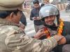 Kanpur में पुलिस ने चलाया अनोखा सड़क सुरक्षा जागरूकता अभियान, ट्रैफिक नियमों की अनदेखी पर माल्यार्पण कर किया सम्मान
