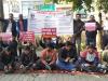 हल्द्वानी:  कंपनी से निकाले गए बेरोजगार युवाओं ने बूट पॉलिश कर जताया विरोध