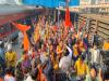 अयोध्या : रामलला को भगवा ध्वज समर्पित करने इंदौर से पहुंचे एक हजार भक्त