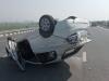 Etawah Accident : Agra Lucknow Expressway पर चालक को झपकी आने से रोड पर पलटी कार, दो मजदूर घायल