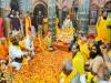 अयोध्या: रामनगरी में सिद्ध पीठ बड़ा भक्तमाल मंदिर में संतों ने खेली फूलों की होली
