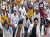लखनऊ : आमरण अनशन पर बैठे फार्मासिस्ट नियुक्ति के लिए सड़क पर उतरे, विधानसभा जाते समय पुलिस ने लिया हिरासत में