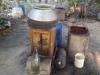  खटीमा में पेड़ों पर बनी मचानों में मिले कच्ची शराब के ड्रम, माफिया फरार