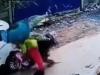 VIDEO : बेरहमपुर के बेरहम कुत्तों का आतंक, बच्चे को स्कूल छोड़ने जा रही महिला के पीछे दौड़े कुत्ते, खड़ी कार से स्कूटर की जोरदार टक्कर