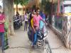 शर्मनाक: न स्ट्रेचर मिला, न ही शव वाहन, गोंडा में बेटी के शव को गोद में उठाकर बाइक से घर ले गया पिता