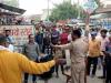 बरेली: दुकान पर कब्जे को लेकर चौकी से चंद कदम की दूरी पर जमकर चले लात घूसे, तमाशबीन बनी रही पुलिस 