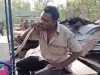 हल्द्वानी: बौखलाहट में सांप को पकड़ चबा गया शख्स, देखें वीडियो