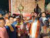 अयोध्या : कारसेवक पुरम के गेट पर विहिप और बजरंग दल के कार्यकर्ताओं ने किया हनुमान चालीसा का पाठ