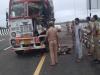 बाराबंकी : पूर्वांचल एक्सप्रेस-वे पर खड़े ट्रक से भिड़ा दूसरा ट्रक, एक की मौत