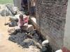 दुर्दशा : घोसियाना मोहल्ले में गंदगी का अंबार, नाले की खुद सफाई कर रही महिलाएं 
