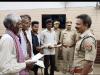 रायबरेली : गंगा में डूबे युवकों को खोजने में लगा दी थी जान की बाजी, एसपी ने पुरस्कार देकर बढ़ाया हौसला