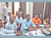 बाजपुरः 15 वर्षों से निवासरत लोगों के जाति प्रमाण पत्र देने की मांग, तहसीलदार का किया घेराव