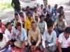 अयोध्या : 70 हजार के बकाए पर बिजली कनेक्शन काटने गए कर्मी से अभद्रता, संविदा कर्मियों ने दिया धरना