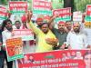 महंगाई और मणिपुर हिंसा पर सपा का प्रदर्शन, बहराइच में टमाटर की टोकरी लेकर कलेक्ट्रेट पहुंचे कार्यकर्ता