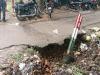 अयोध्या : डामर रोड के नीचे की मिट्टी बह जाने से सड़क के धंसने का खतरा