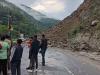 Badrinath Highway: मलबा आने से अवरुद्ध मार्ग को आवाजाही के लिए खोला, अभी भी पत्थर छिटकने की आहट