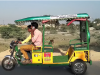 काशीपुर: ई-रिक्शा में बैठी सवारियां ई-रिक्शा लेकर हुई फरार
