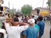 रामपुर : हरी मिर्च खरीदने से व्यापारी ने किया मना तो किसानों ने व्यापारी को लात-घूंसों से पीटा, देखिए  VIDEO