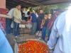 रामनगर: सत्तर रुपये किलो टमाटर खरीदने उमड़ी भीड़ 