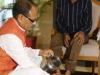 सीएम शिवराज सिंह चौहान ने पेशाब घटना के पीड़ित युवक के धोए पैर, मांगी माफी