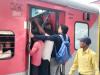 बरेली: जान पर खेलकर ट्रेनों में सफर करने को मजबूर यात्री
