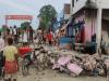 बहराइच: सड़क किनारे बनी दुकानों पर चला बुलडोजर, ग्रामीणों में नाराजगी
