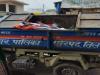 शाहजहांपुर में तिरंगे का अपमान, नगर पालिका के कर्मियों ने कूड़ा गाड़ी में भर दिए 
