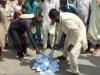 पाकिस्तानी जला रहे बिजली बिल, पाक सरकार लोगों का गुस्सा शांत करने में विफल 