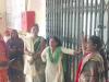  लखनऊ : अस्पताल का गेट बंद कर आशा बहुओं ने किया प्रदर्शन, आरोपित डॉक्टर पर एफआईआर की कर रही मांग