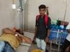 बहराइच: छात्र ने रहगीरों की मदद से घायल को अस्पताल में कराया भर्ती, डॉक्टर को सौंपा नकदी