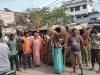 बहराइच: हाथ में झाड़ू लेकर सफाईकर्मियों ने किया चक्काजाम, बोले- नौकरी भी नहीं कर रहे स्थाई